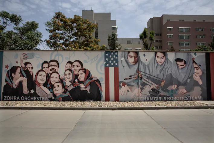 لوحة جدارية على جدار السفارة الأمريكية في كابول في