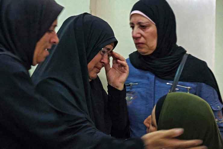 أقرباء جرحى في انفجار خزان وقود في لبنان في مستشفى