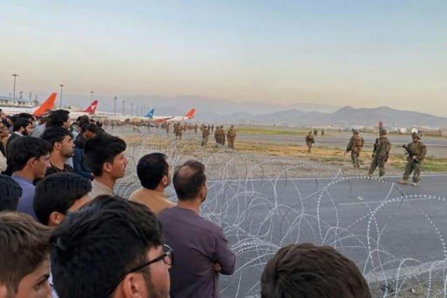أفغان متجمعون في مطار كابول حيث ينتشر جنود أميركيو