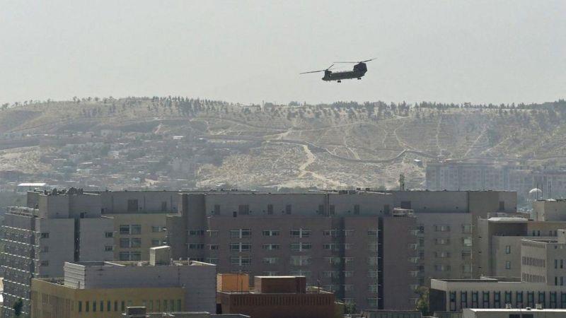 الطائرة المروحية صورت وهي تهبط على مبنى السفارة في
