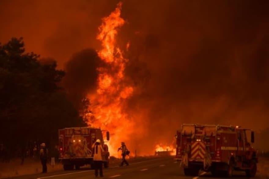 رجال إطفاء يحاولون إخماد حريق ديكسي فاير قرب ميلفو