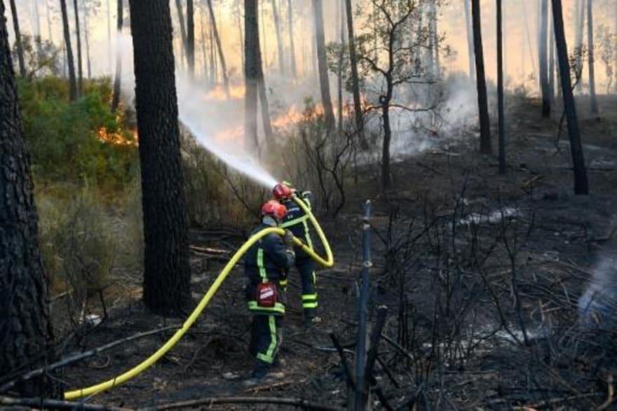 عناصر إطفاء يكافحون الحريق في فيدوبان في مقاطعة فا