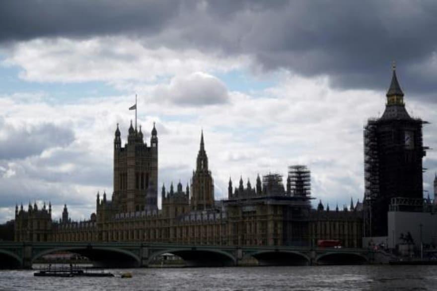 تنكيس العلم البريطاني فوق مبنى البرلمان بوسط لندن