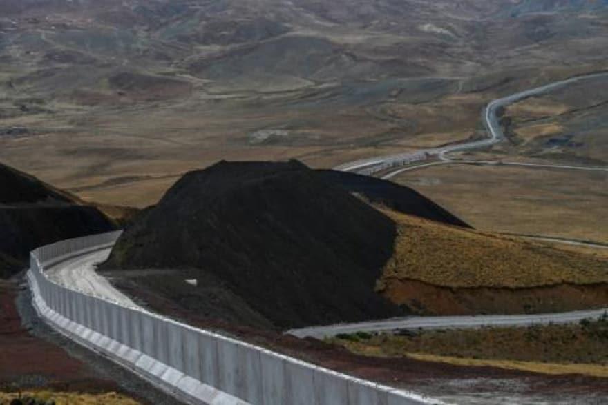 الجدار الجديد الفاصل بين الحدود التركية الإيرانية