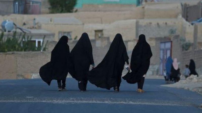 نساء يعدن للعمل تحت حكم طالبان 