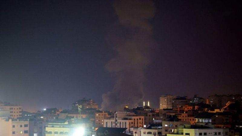 سماء غزة تضيئها انفجارات
