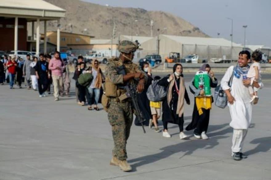 جنود أميركيون يجلون موطانين أفغانا