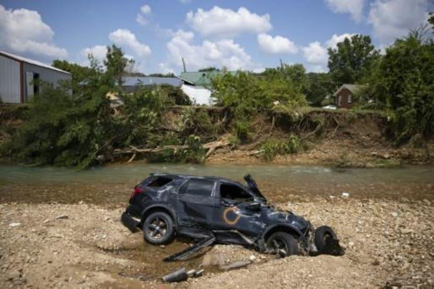 سيارة مدمرة وخراب في ويفرلي بولاية تينيسي