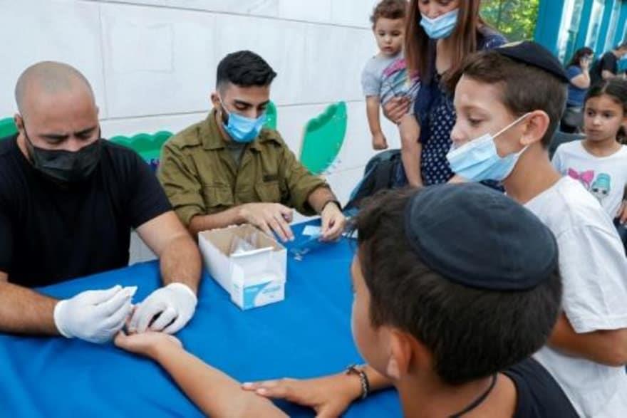 أطفال إسرائيليون يجرون الفحص السريع لكشف كوفيد-19