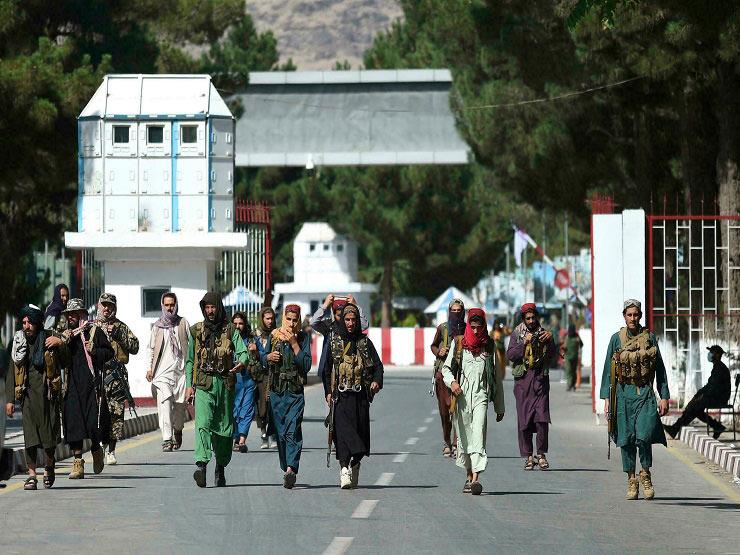 مسلحون من طالبان في محيط المطار 