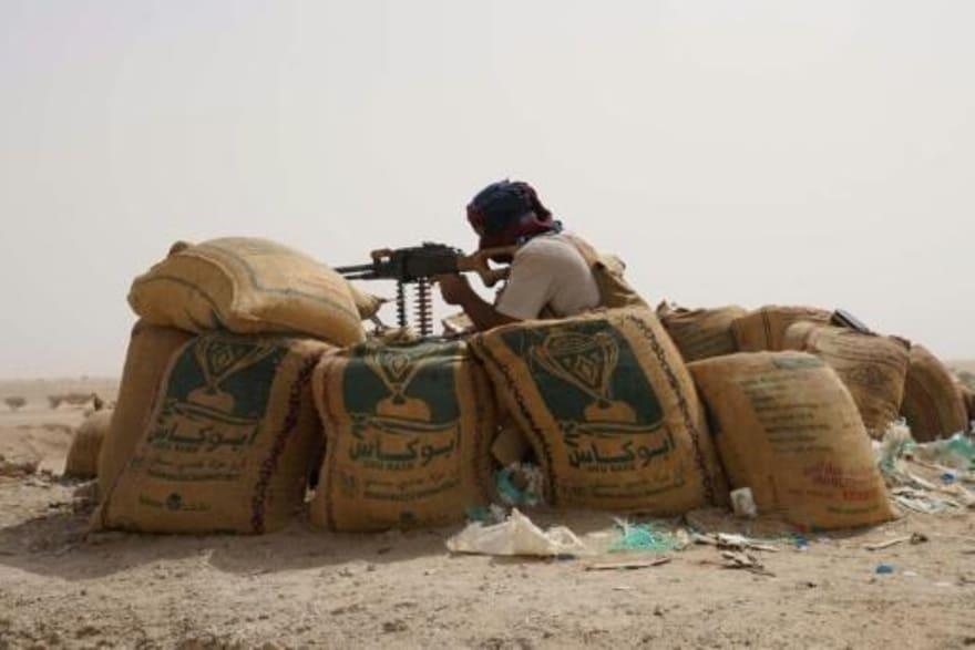 مقاتل من القوات الحكومية اليمنية على متراس في محاف