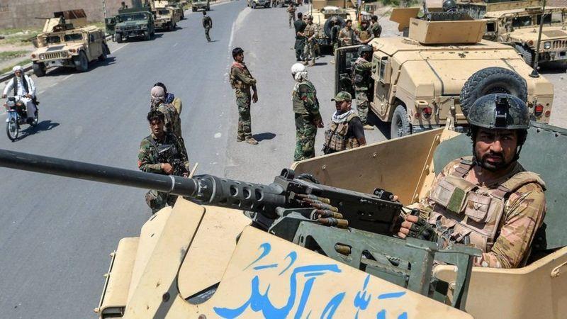 تتصدى القوات الحكومية لهجمات مكثفة من قبل طالبان ع