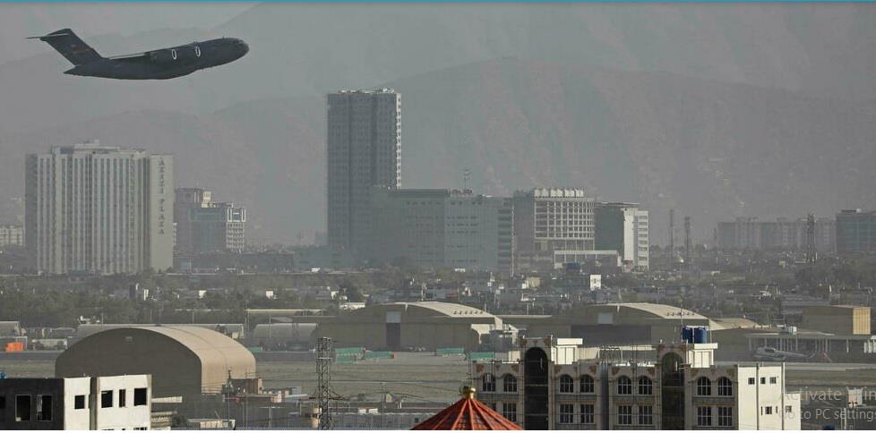 طائرة عسكرية أمريكية تقلع من مطار كابول