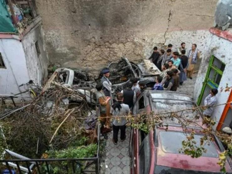 سكان منزل وجيرانهم بعد قصف أميركي لسيارة في كابول