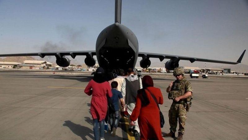 تم إجلاء الآلاف من المواطنين الأمريكيين والأفغانيي
