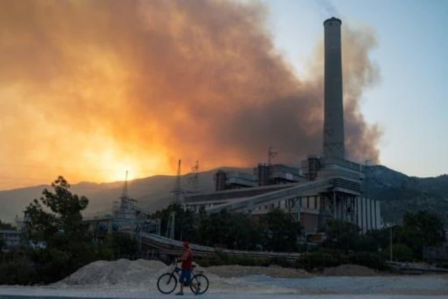 حريق مستعر قرب محطة كيميركوي الحرارية في تركيا في 