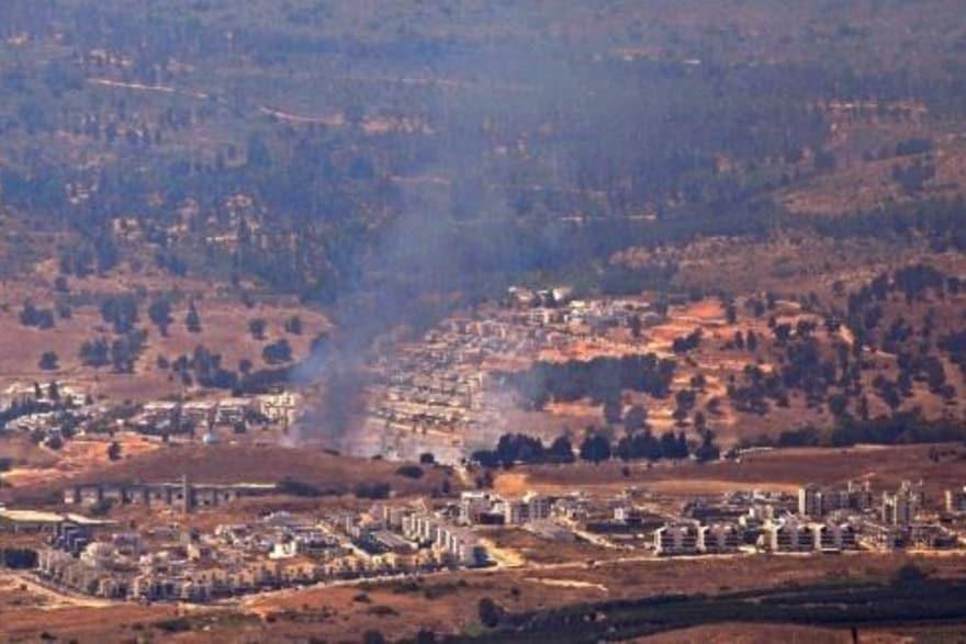 الدخان يتصاعد من كريات شمونة بشمال إسرائيل 