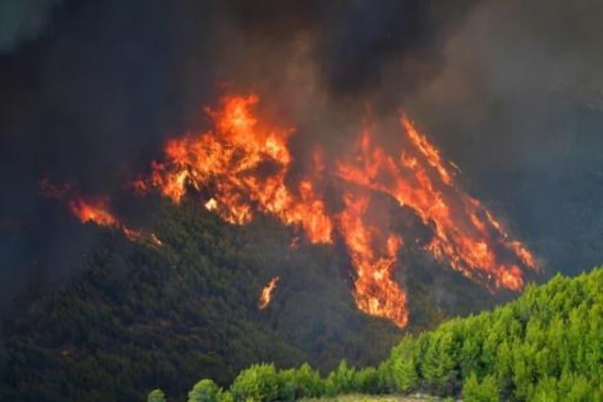 ألسنة النيران تجتاح غابة في منطقة جبلية قريبة من ق