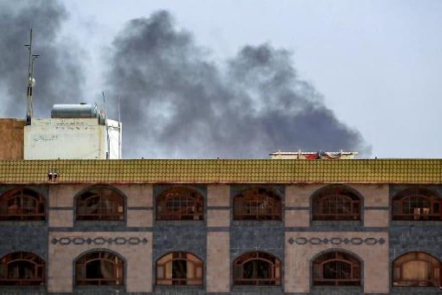 دخان يتصاعد من أحد المواقع في صنعاء في 10 حزيران/