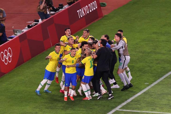 فرحة منتخب البرازيل بالفوز أمام إسبانيا