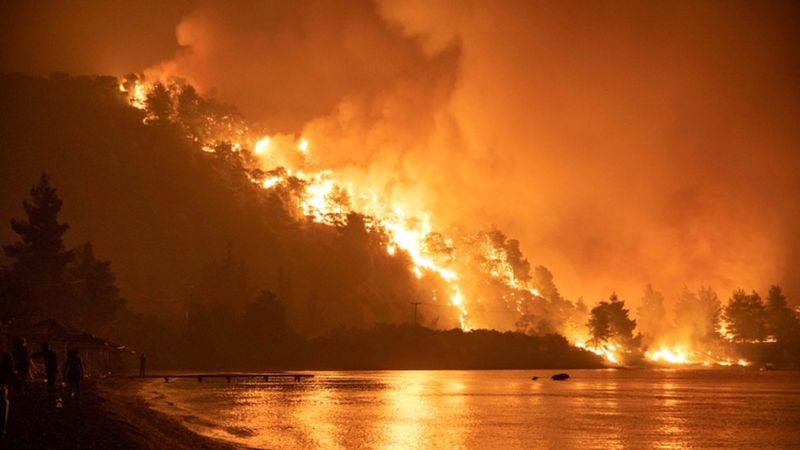 إخماد حرائق غابات باليونان