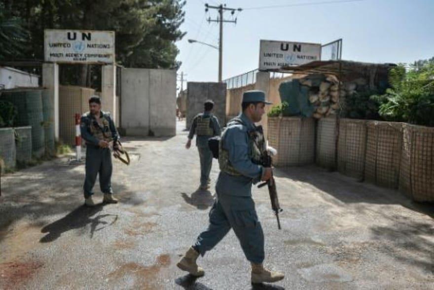 جنود أفغان حول مكاتب بعثة الامم المتحدة للمساعدة ف