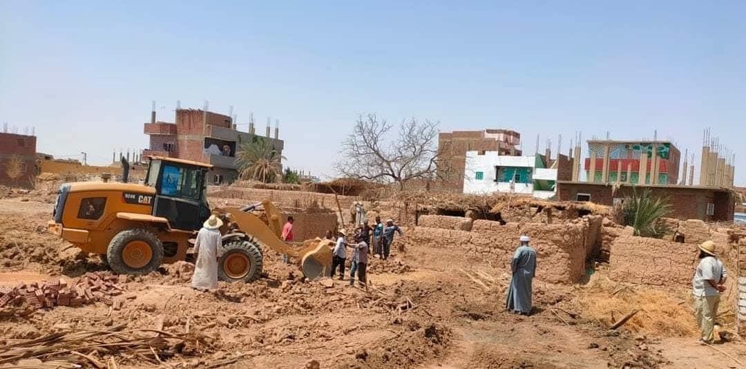 جانب من حملة لإزالة الحظائر والبنايات المهجورة في 