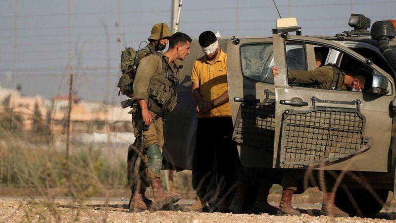 أقامت القوات الإسرائيلية حواجز أمنية على الطرق في 