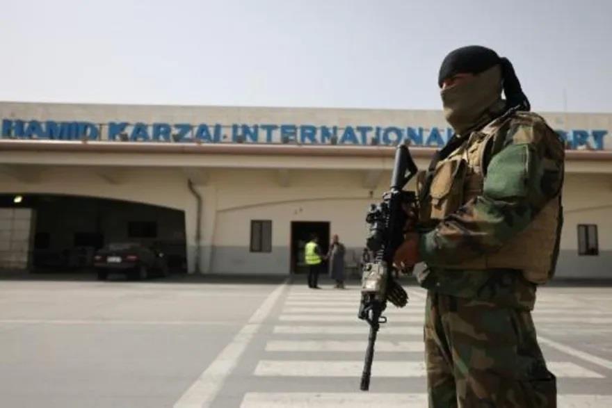  مقاتل من طالبان عند مدرج في مطار كابول بتاريخ 11 