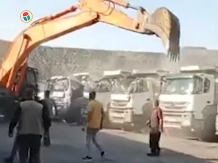 عامل مناجم يحطم ٦ سيارات نقل احتجاجا على تأخر راتب