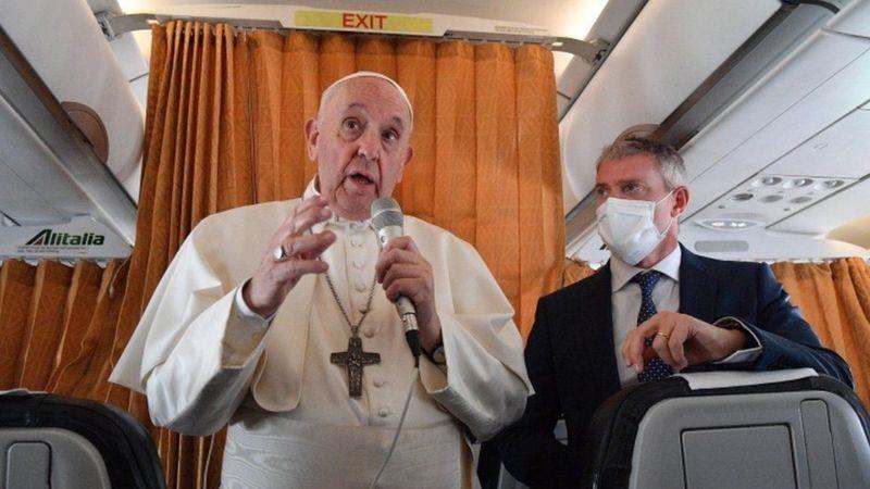 البابا تحدث مع الصحفيين وهو على متن الطائرة من سلو