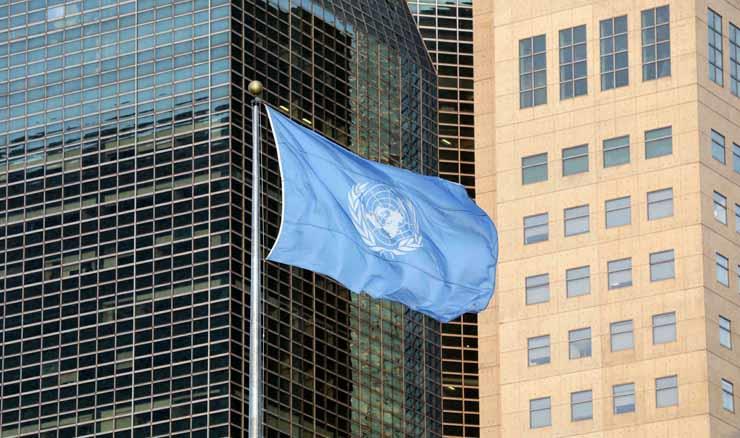  راية الأمم المتحدة في مقرها العام بنيويورك بتاريخ