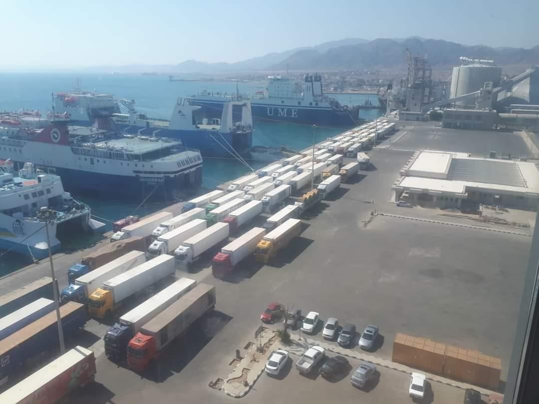 تداول سفن البضائع على رصيف ميناء سفاجا 