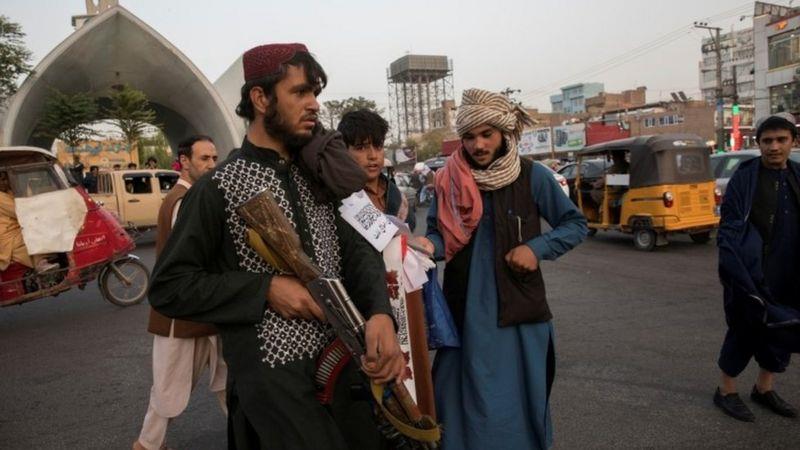 مقاتلو طالبان ينفذون دوريات وسط مدينة هرات في 10 س