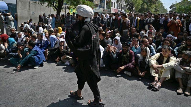 مواطنون أفغان ينتظرون أمام بنك في كابُل