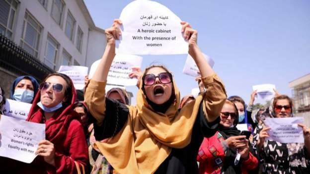 نساء يتظاهرن أمام القصر الرئاسي في كابل