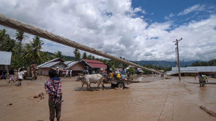 انهيارات أرضية وفيضانات في سومطرة بإندونيسيا