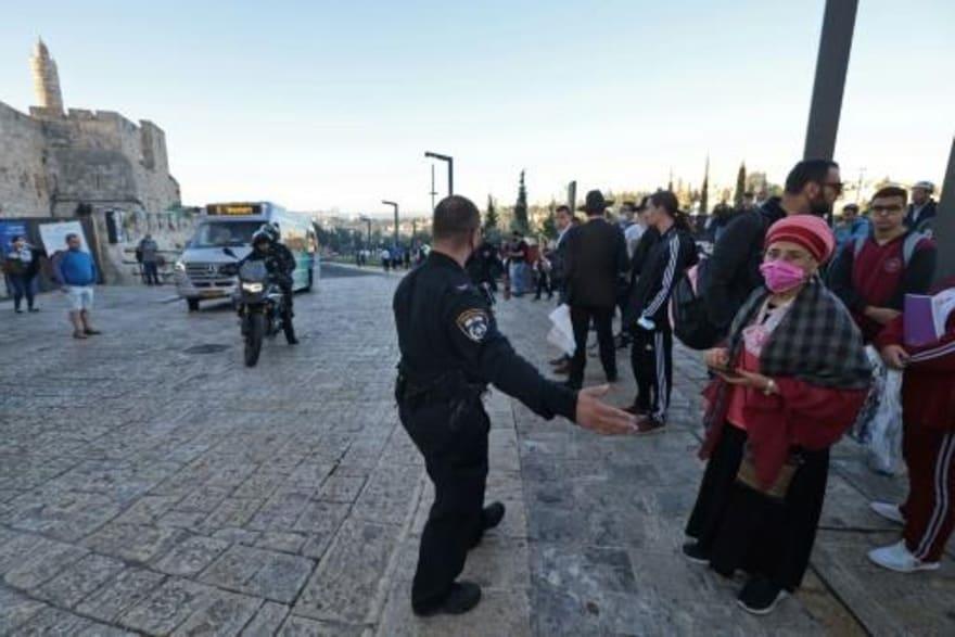 شرطي اسرائيلي في القدس القديمة بعد مقتل امرأة