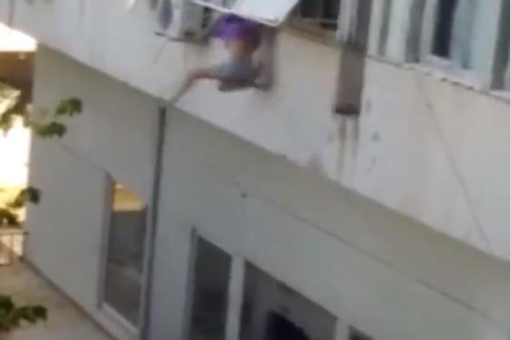 فتاة تقفز من الطابق الثامن في تركيا