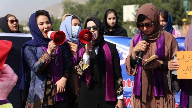 طالبان تحاول محو دور النساء في الحياة العامة 