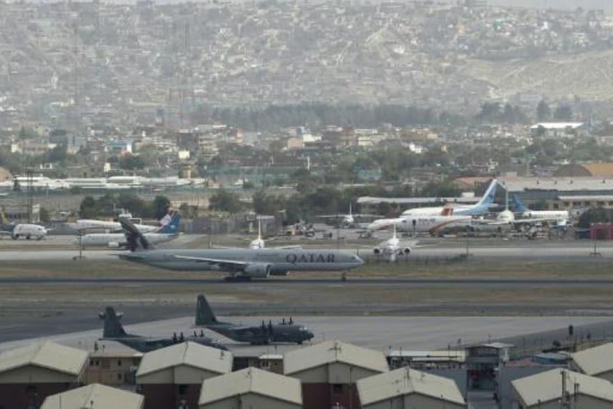 طائرة تابعة للخطوط الجوية القطرية على مدرج قبل إقل