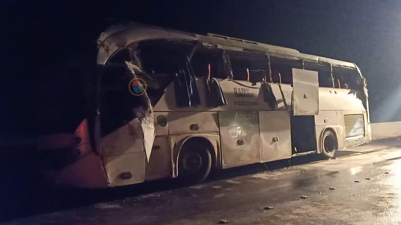 الجانب الايسر للأتوبيس تهضم في الحادث اثر انقلابه