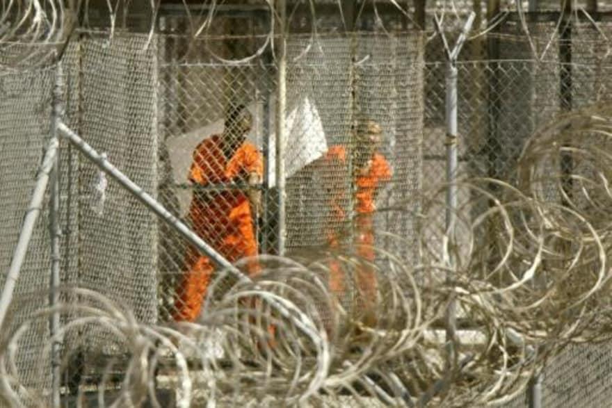 معتقل أفغاني ينظف نفسه داخل معتقل غوانتانامو في كو
