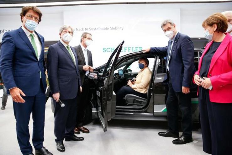 أنجيلا ميركل في افتتاح معرض ميونخ الدولي للسيارات