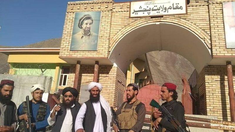 عناصر طالبان في مركز وادي بانشير بعد السيطرة عليه 