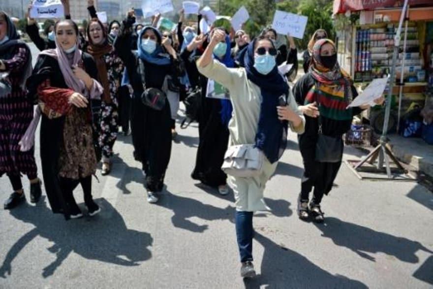 افغانيات يتظاهرن أمام السفارة الباكستانية في كابول