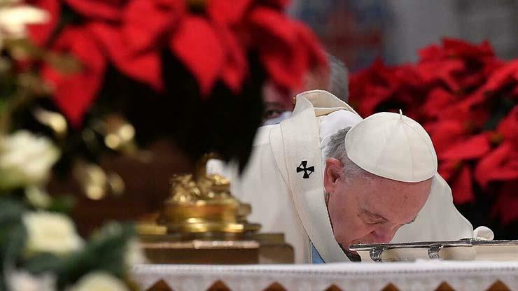 البابا فرنسيس يحيي قداس راس السنة في كاتدرائية الق