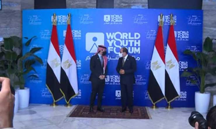 الرئيس السيسي يلتقط صورة تذكارية مع ولي العهد الأر