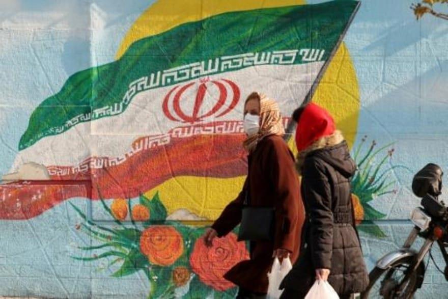  إيرانيون يسيرون في أحد شوارع العاصمة طهران في 28 