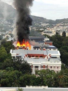 حريق مبنى برلمان جنوب إفريقيا 